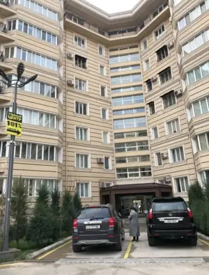 4 xonali kvartira sotiladi − 206 m²