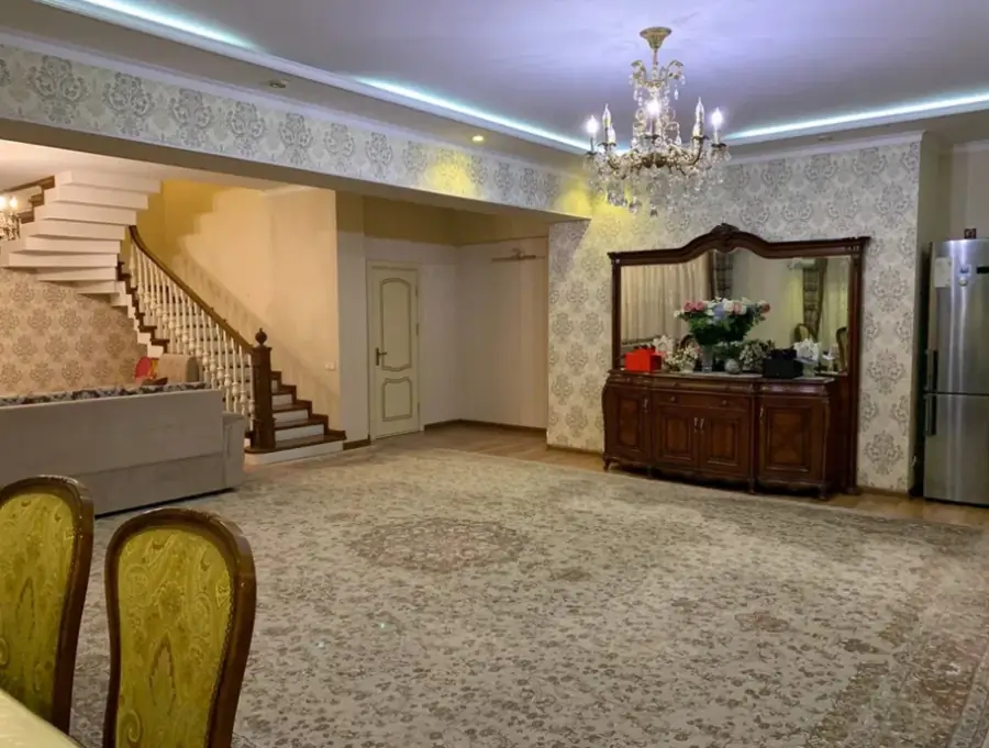 4 xonali kvartira sotiladi − 206 m²