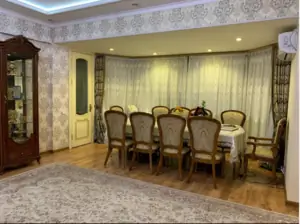 4 xonali kvartira sotiladi − 206 m²