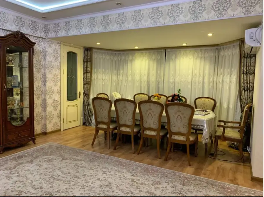 4 xonali kvartira sotiladi − 206 m²