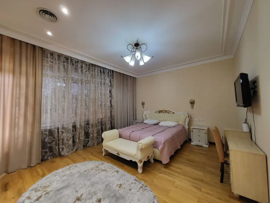 Ijaraga 4 xonali kvartira − 220 m²