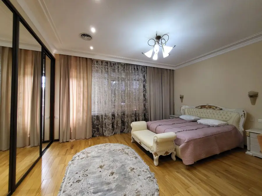 Ijaraga 4 xonali kvartira − 220 m²