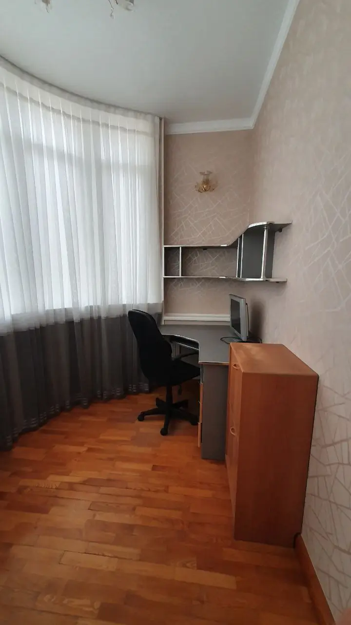 Сдается 3-комнатная квартира − 120 м²