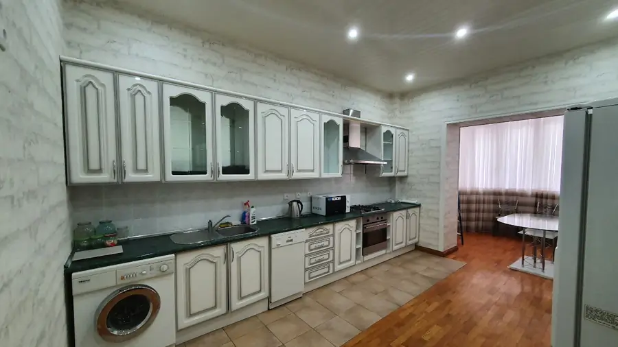 Сдается 3-комнатная квартира − 120 м²