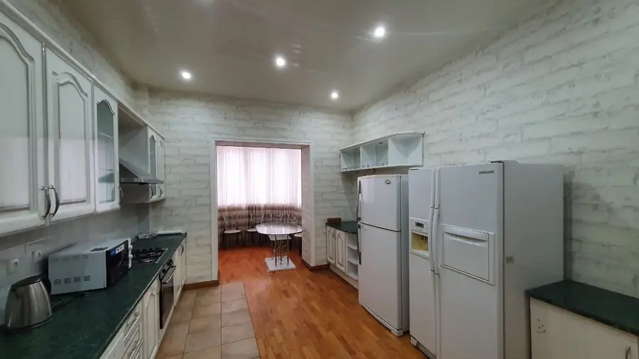 Сдается 3-комнатная квартира − 120 м²