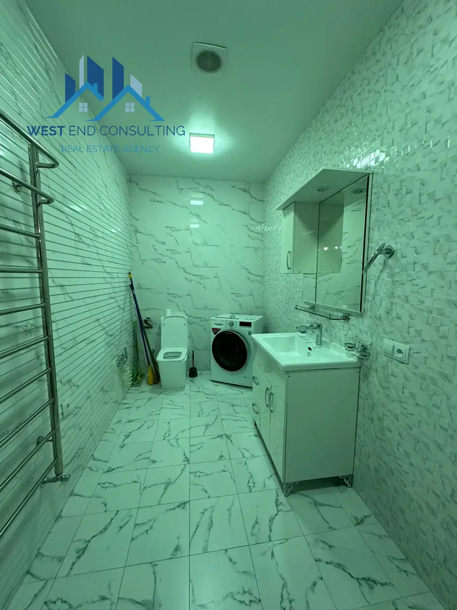 Сдается 4-комнатная квартира − 200 м²