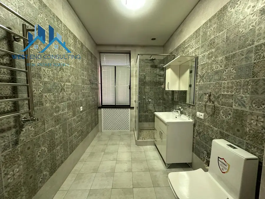 Сдается 4-комнатная квартира − 200 м²