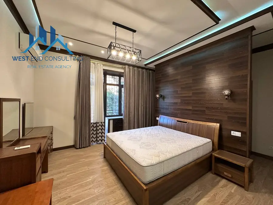 Сдается 4-комнатная квартира − 200 м²