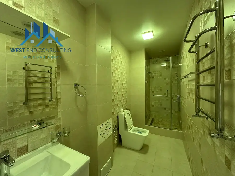 Сдается 4-комнатная квартира − 200 м²