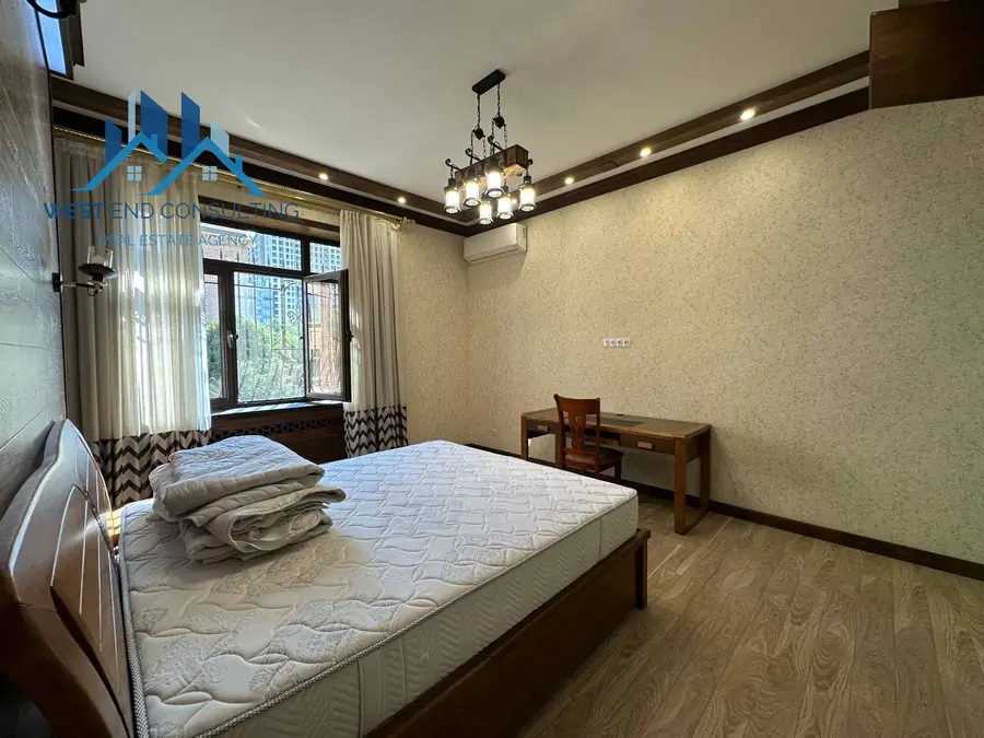 Сдается 4-комнатная квартира − 200 м²