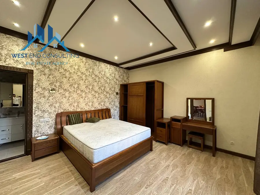 Сдается 4-комнатная квартира − 200 м²