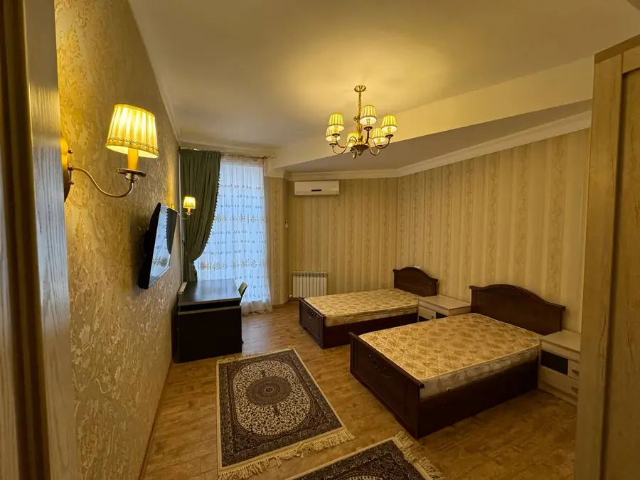 Сдается 4-комнатная квартира − 160 м²