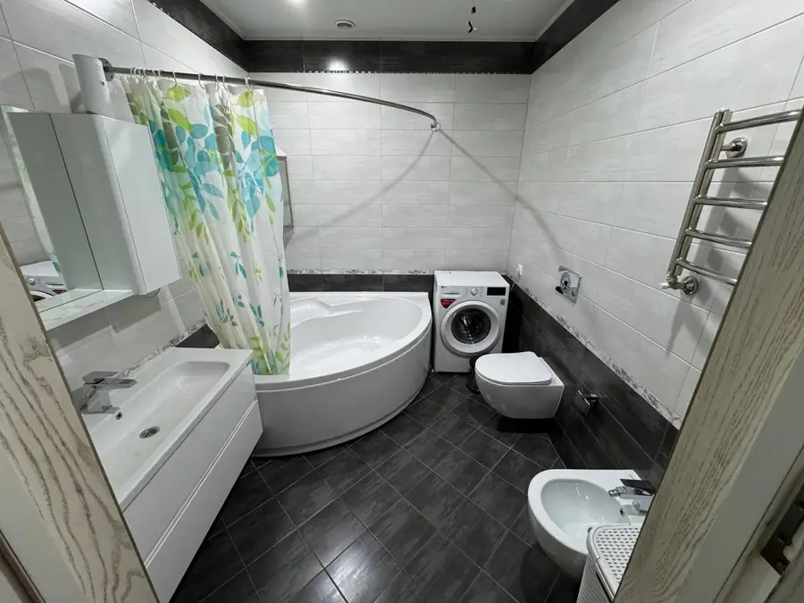 Сдается 4-комнатная квартира − 160 м²