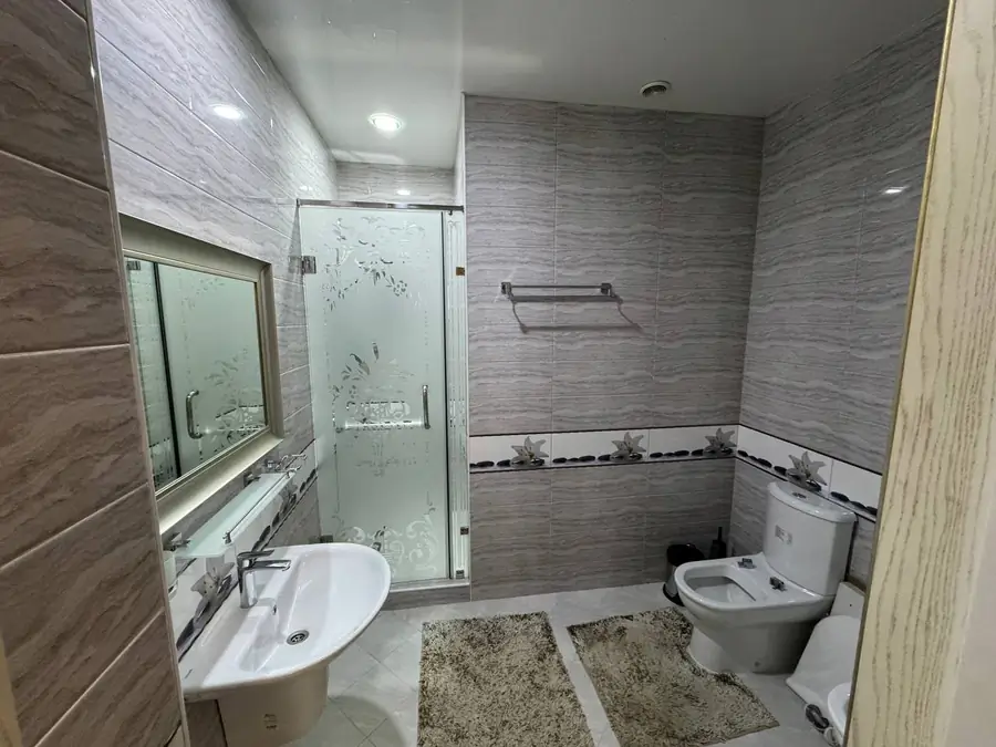 Сдается 4-комнатная квартира − 160 м²