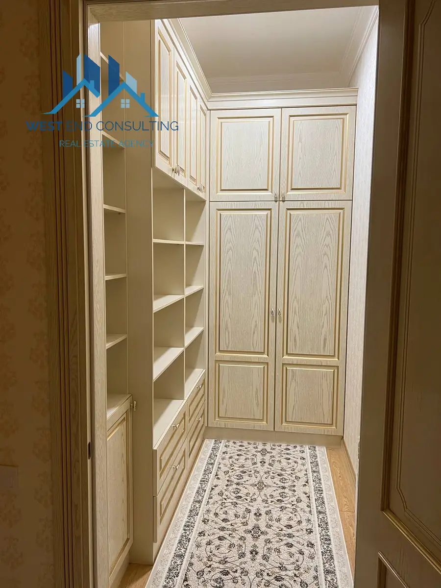 Сдается 4-комнатная квартира − 180 м²