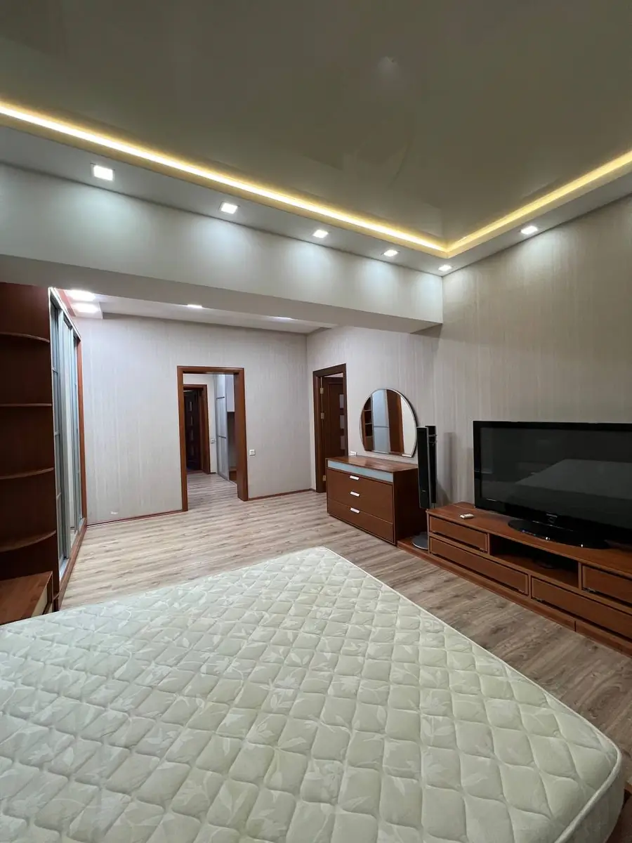 Ijaraga 4 xonali kvartira − 300 m²