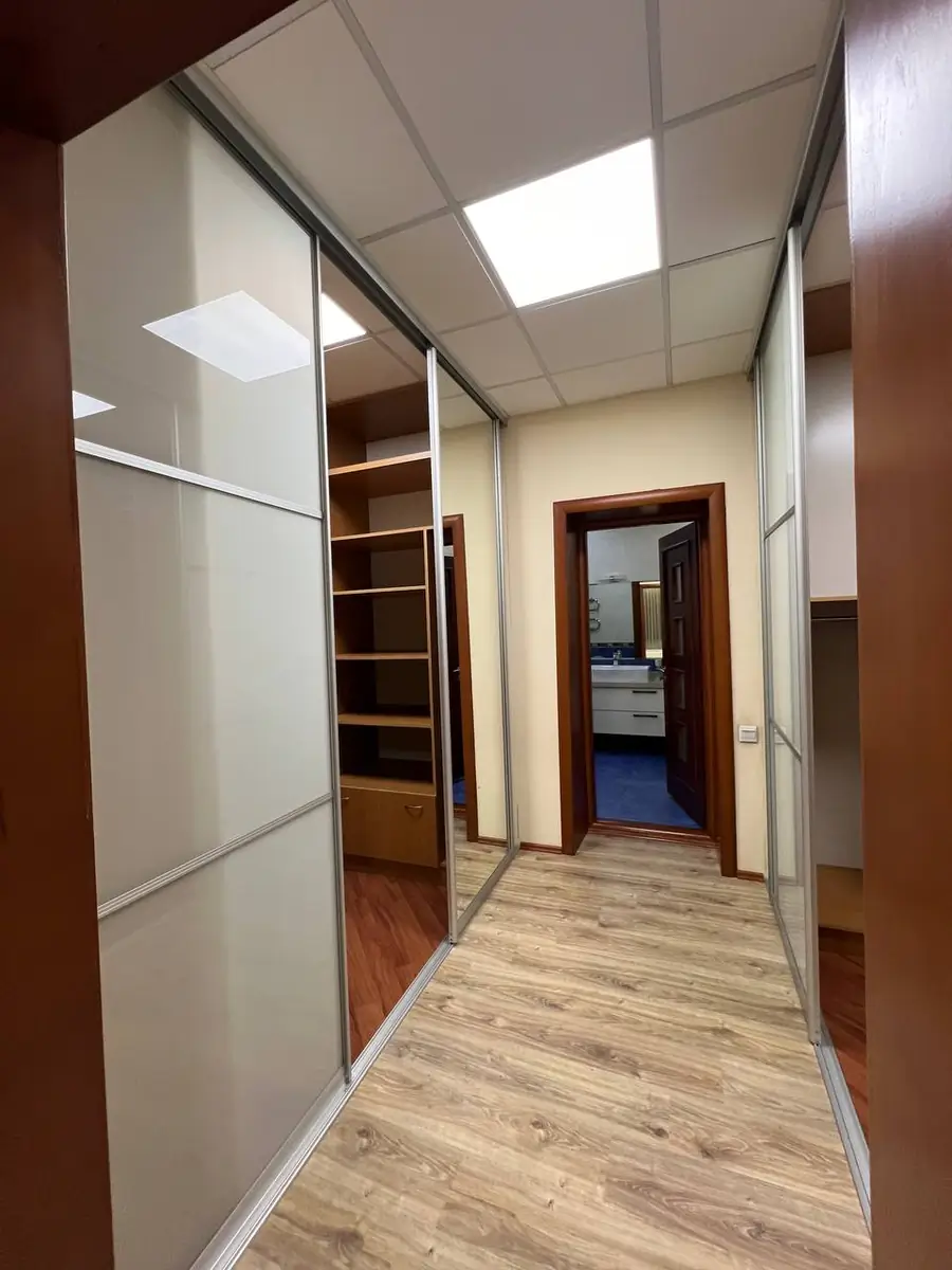 Ijaraga 4 xonali kvartira − 300 m²