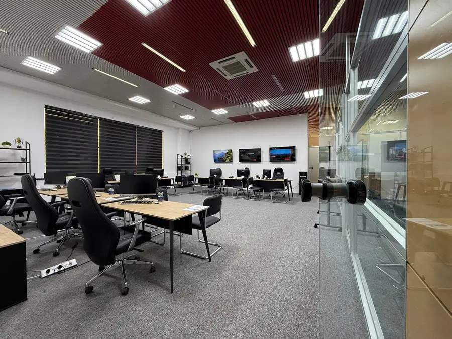 Ofis − 210 m², 2/2 qavat