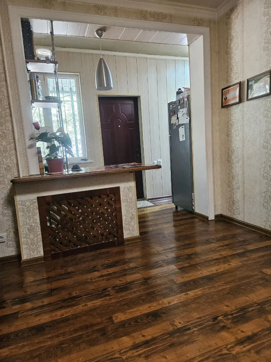 3 xonali kvartira sotiladi − 50 m²