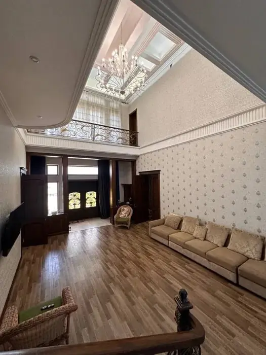 Ijaraga 2 qavatli uy − 270 m²