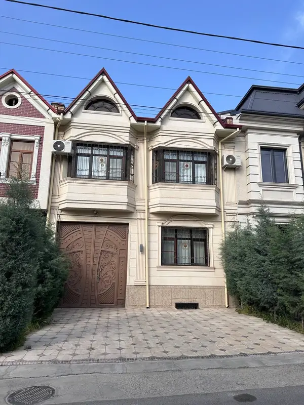 3 qavatli uy − 300 m², 3 sot. 
