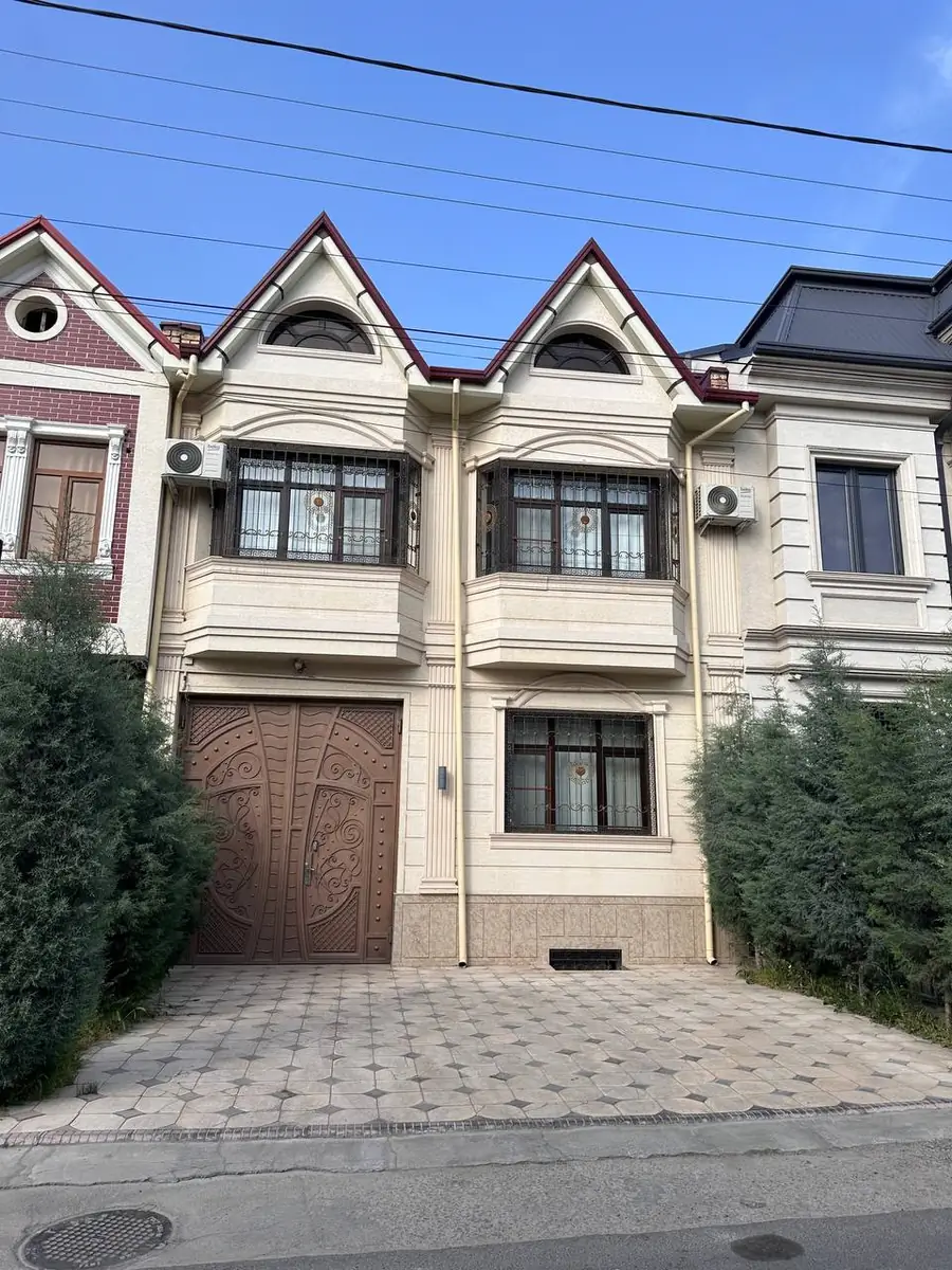 3-этажный дом − 300 м², 3 сот.