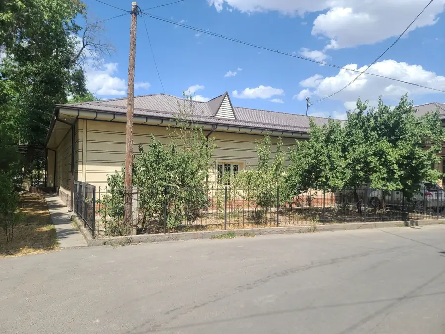 1-этажный дом − 235 м², 5.4 сот.