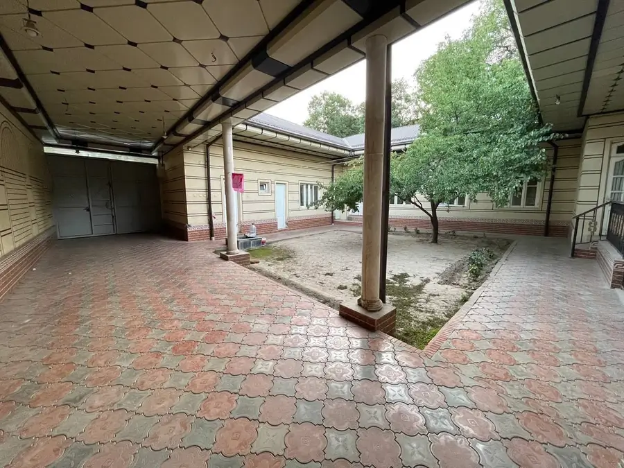 1-этажный дом − 235 м², 5.4 сот.