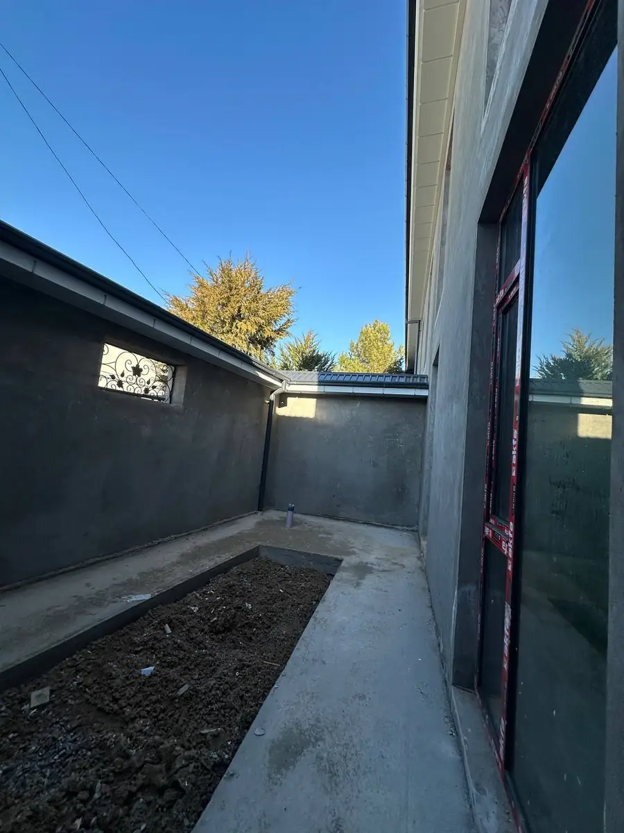 4 qavatli uy sotiladi − 250 m²