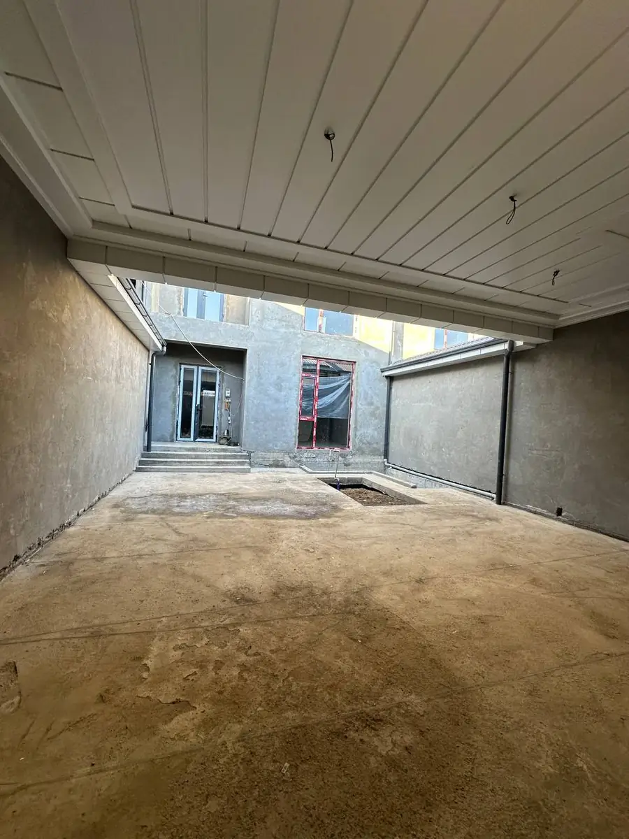 4 qavatli uy sotiladi − 250 m²