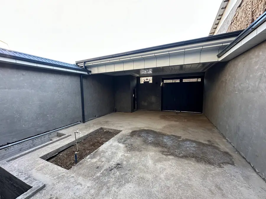 4 qavatli uy sotiladi − 250 m²