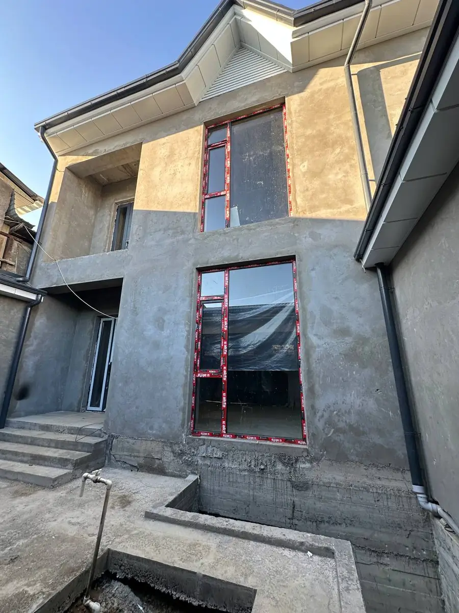 4 qavatli uy sotiladi − 250 m²