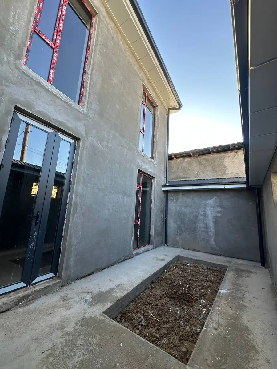 4 qavatli uy sotiladi − 250 m²