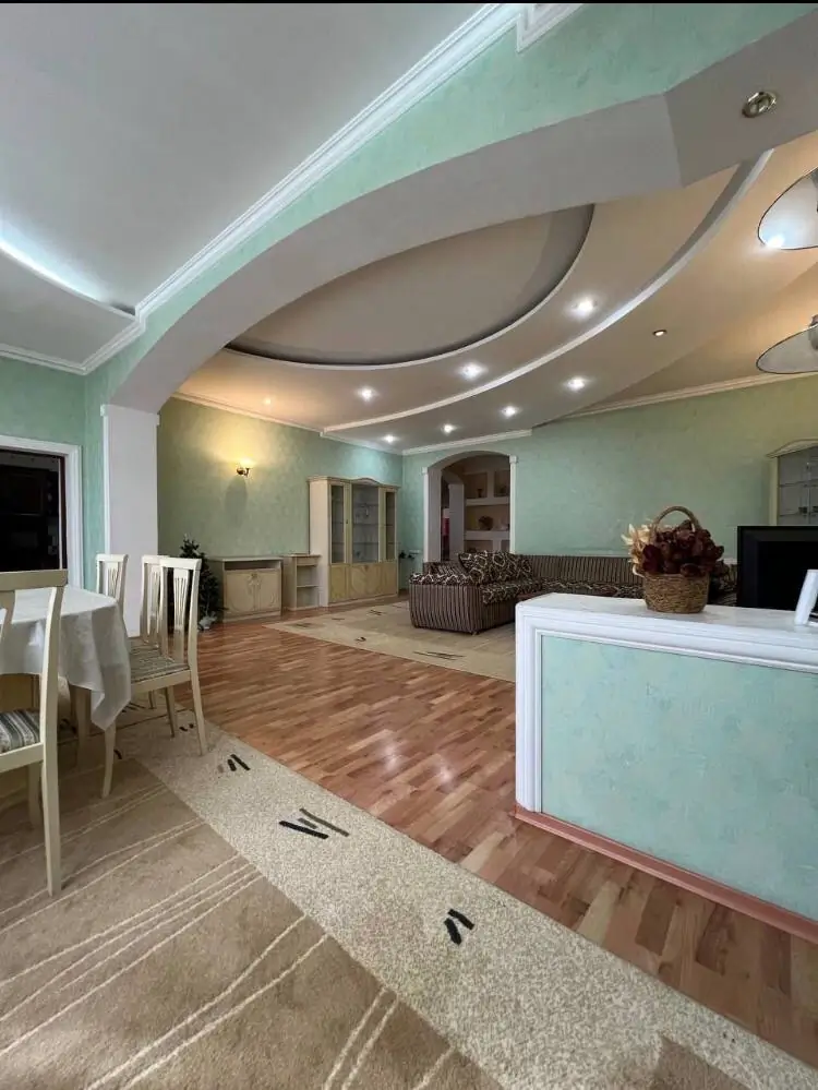 3-комнатная квартира − 260 м², 4/5 этаж