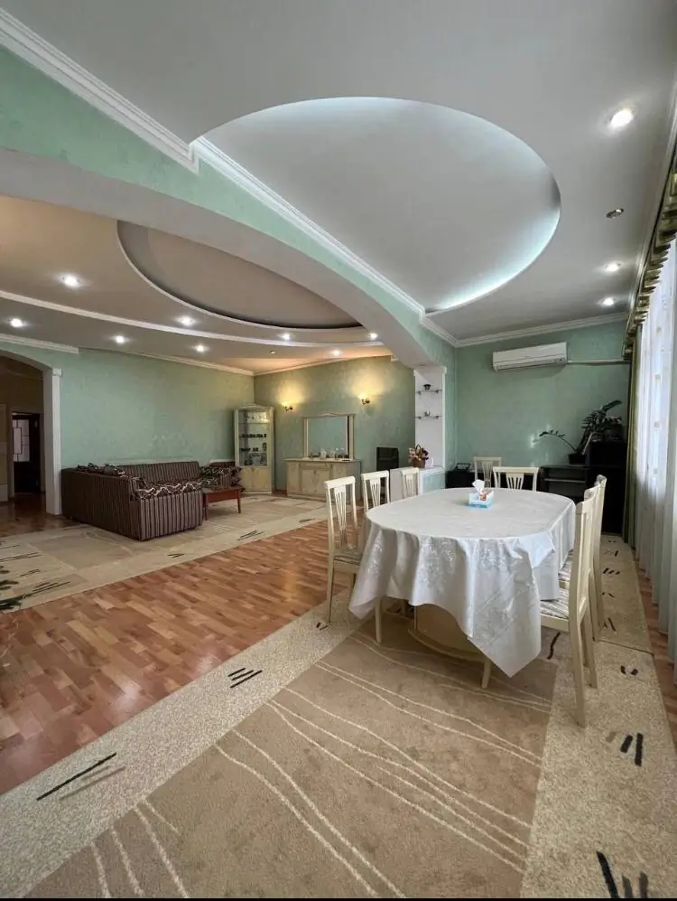 3-комнатная квартира − 260 м², 4/5 этаж