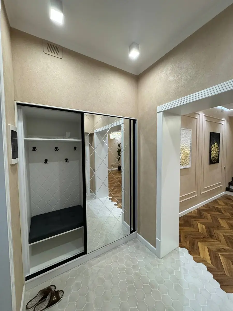 Продается 2-этажный дом − 480 м²