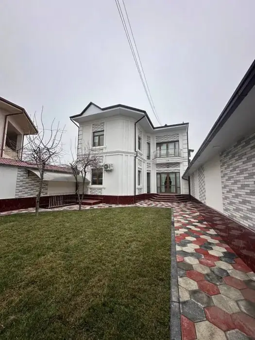 2-этажный дом − 400 м², 4 сот.