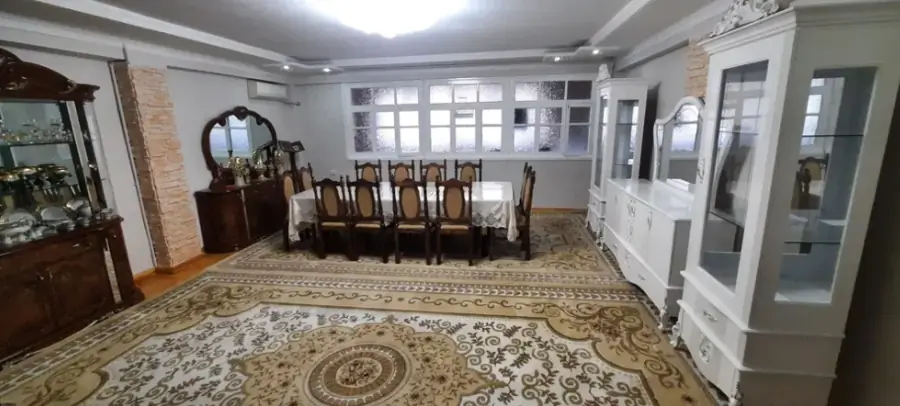 Продается 4-комнатная квартира − 140 м²