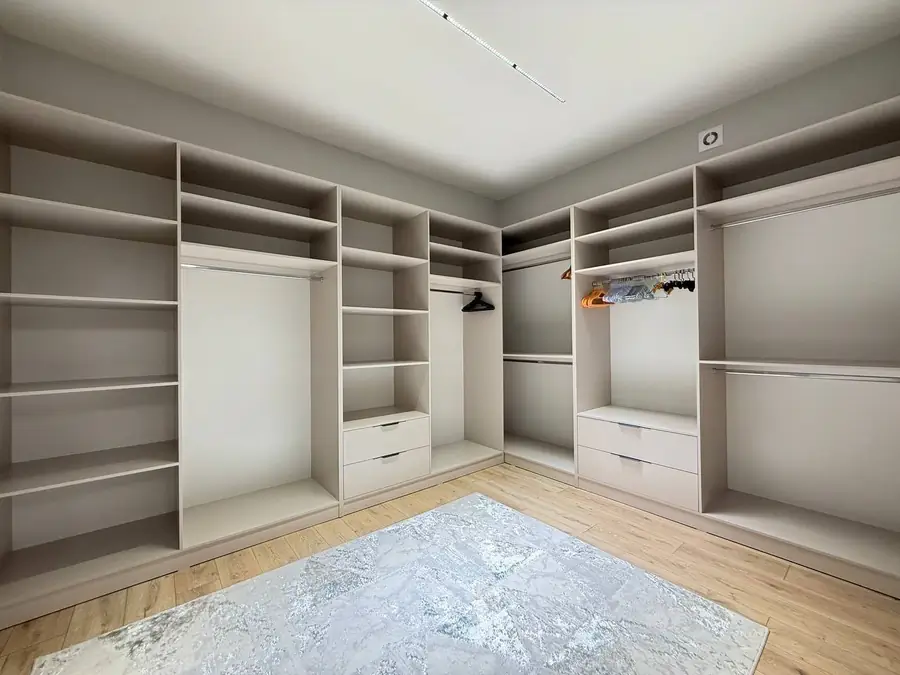3 qavatli uy − 800 m², 5.6 sot. 