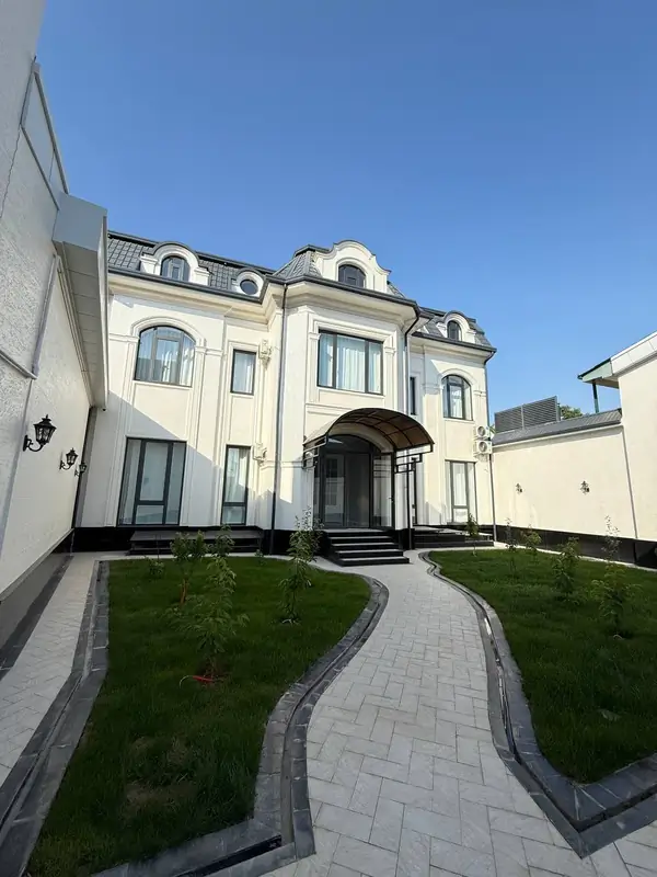 3-этажный дом − 800 м², 5.6 сот.