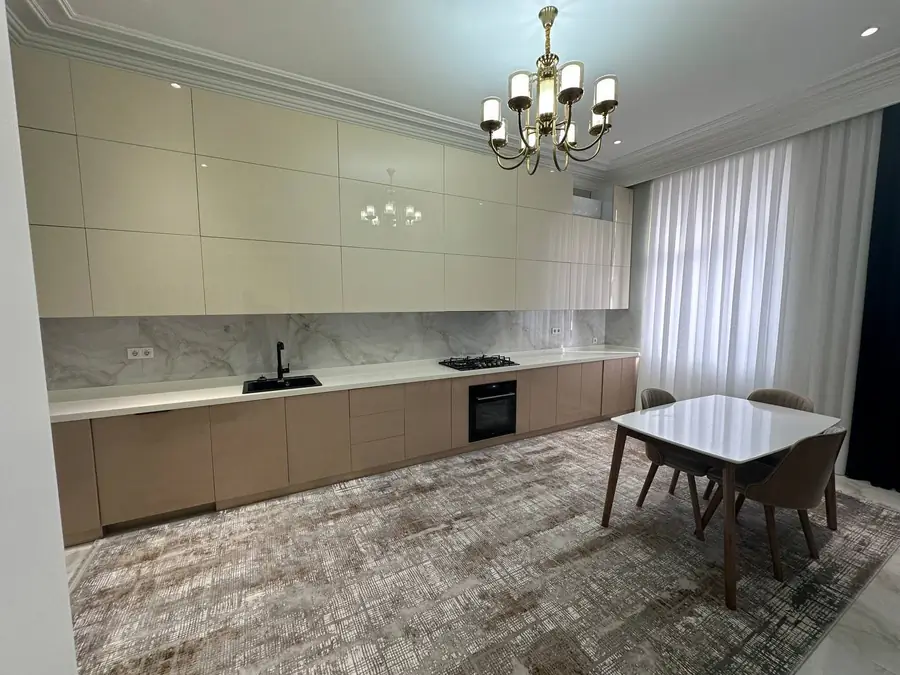 Сдается 2-этажный дом − 450 м²