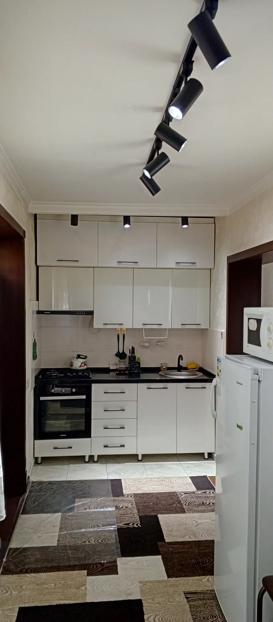 3 xonali kvartira sotiladi − 79 m²