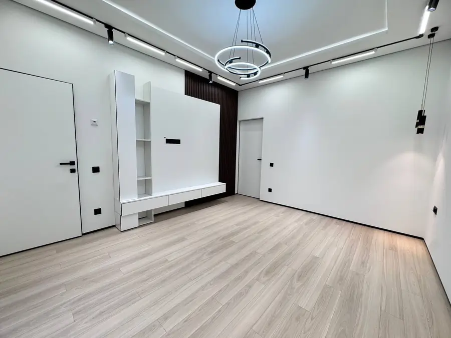 Продается 2-комнатная квартира − 100 м²