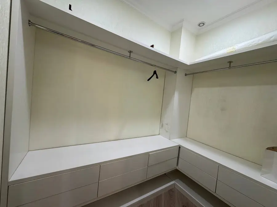 Сдается 4-комнатная квартира − 230 м²