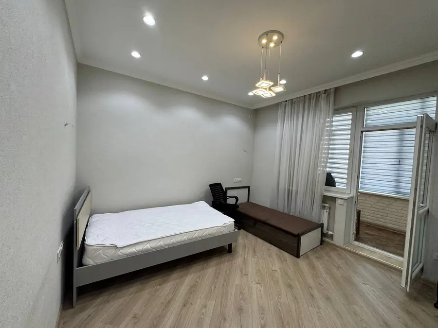 Сдается 4-комнатная квартира − 230 м²