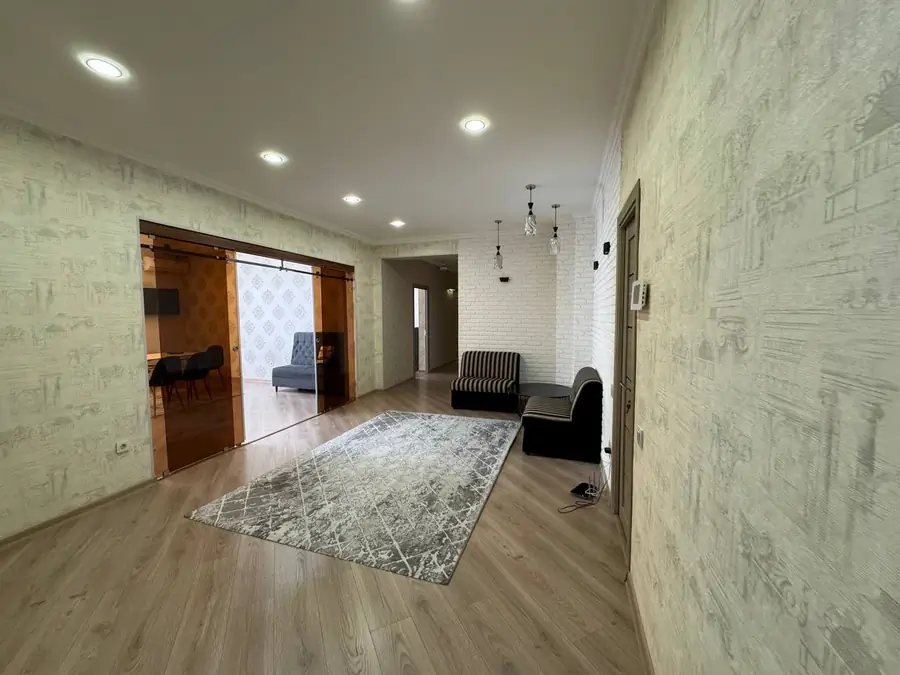 Сдается 4-комнатная квартира − 230 м²