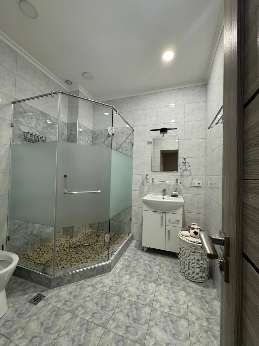 Сдается 4-комнатная квартира − 230 м²