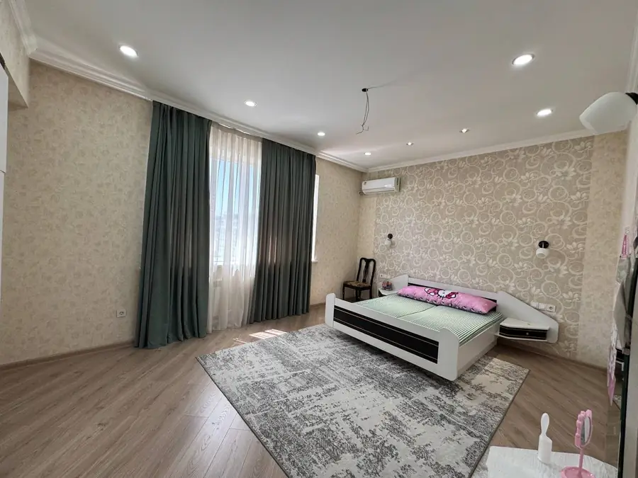 Сдается 4-комнатная квартира − 230 м²