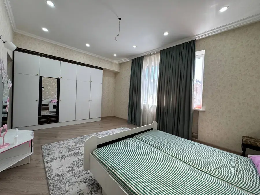 Сдается 4-комнатная квартира − 230 м²