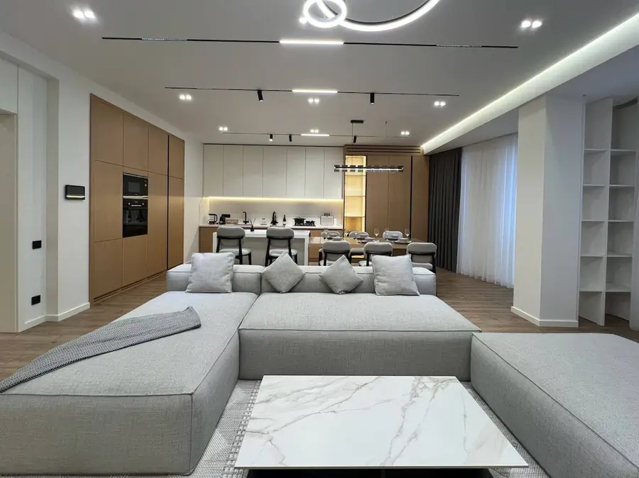 3-комнатная квартира − 135 м², 7/8 этаж